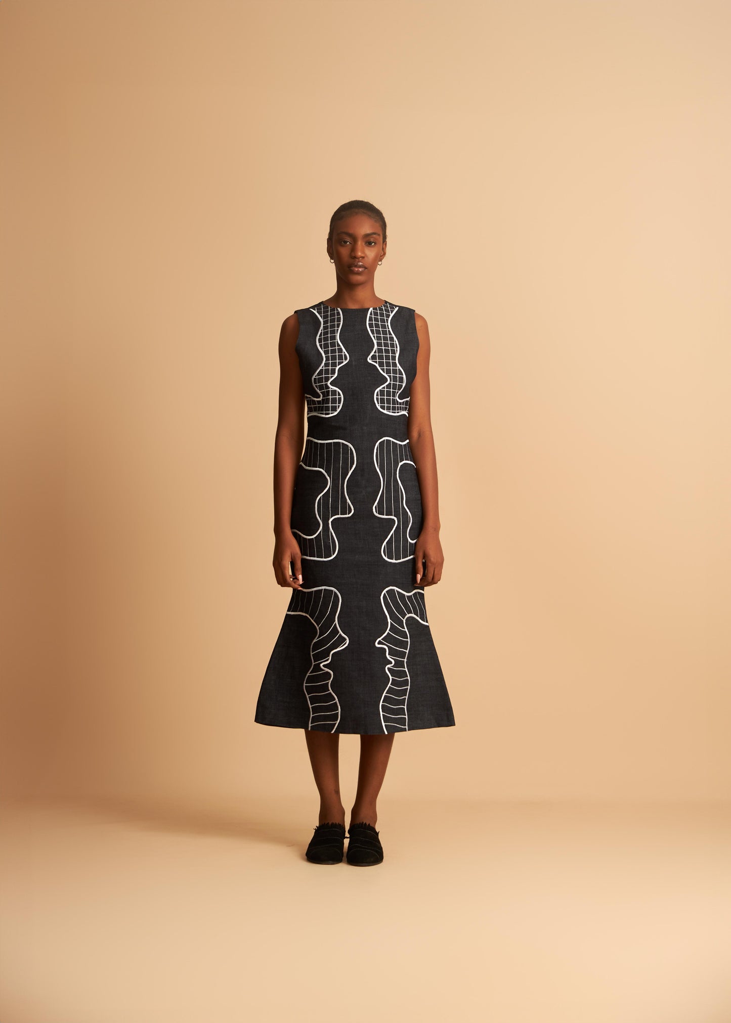 WUMAN FACES PATHWAY DRESS