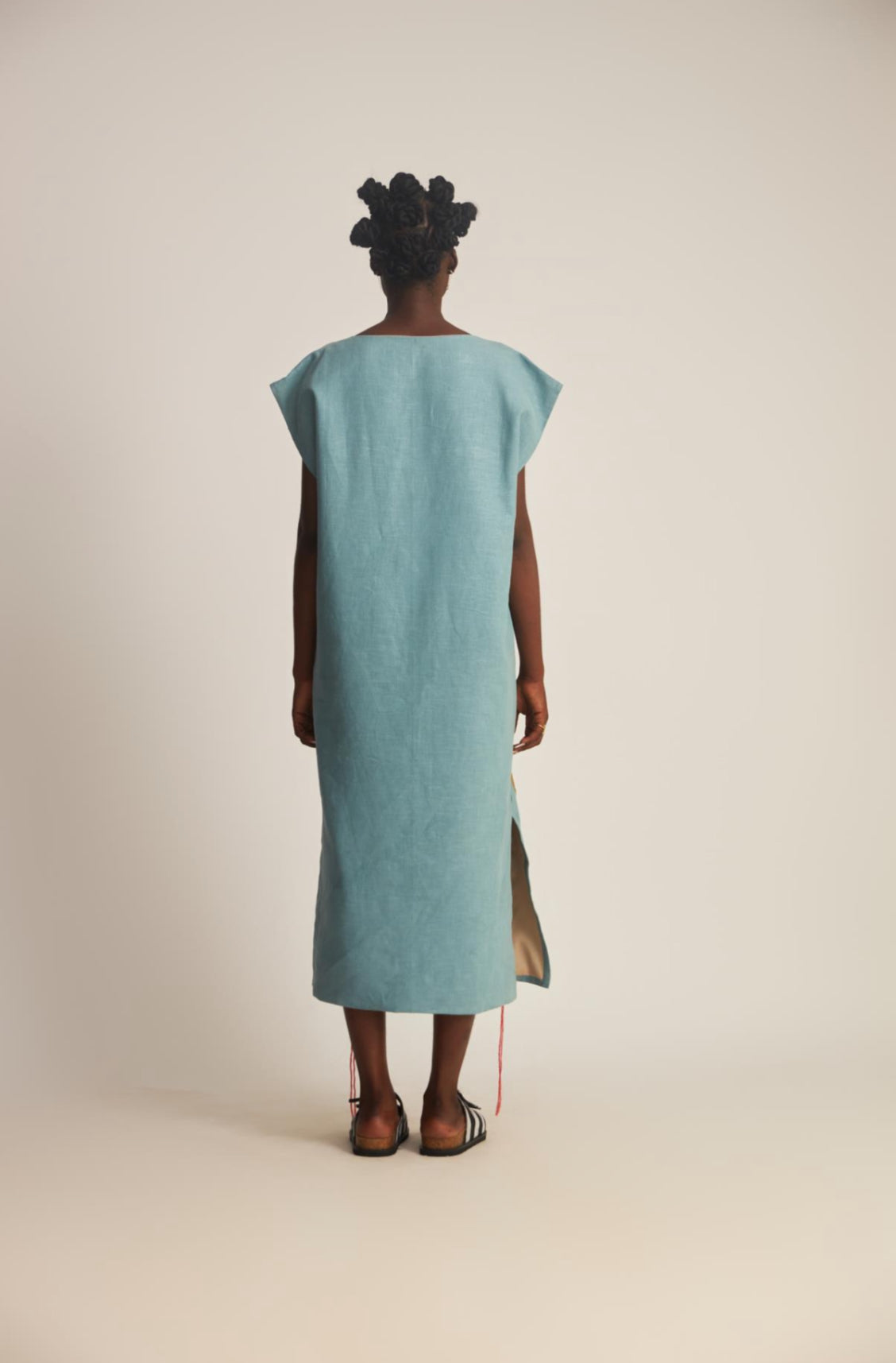 WUMAN FIGURES TEAR MOTIF TUNIC